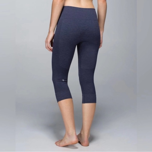 Lululemon Seamlessly Street Crop in Cadet Blue Size 4 Ribbed Activewear - Picture 1 of 9